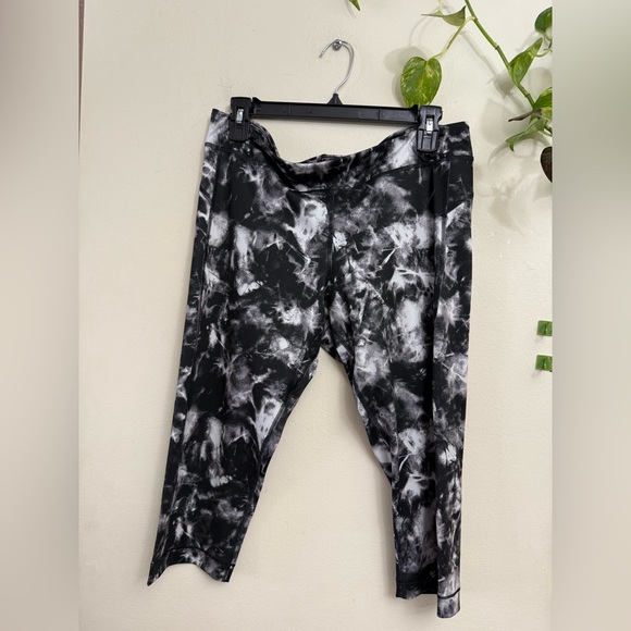Under Armour women Black and White Patterned Leggings - Picture 1 of 7